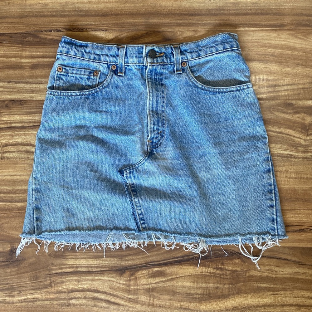 Vintage Levi’s denim skirt.